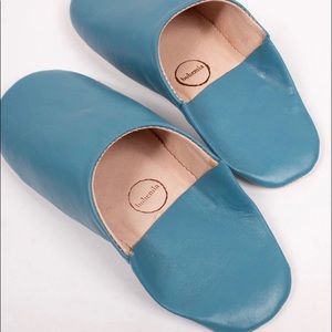 Men’s Moroccan babouche slip ons. Blue grey leather. Size Small